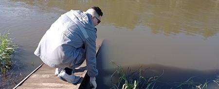 «Купаться нельзя!»: специалисты исследовали воду, взятую из прудов, водохранилища и реки в Саткинском районе 
