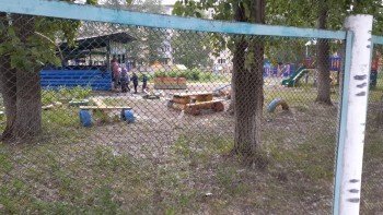 «Дети гуляли под дождём»: жительницу Сатки возмутило увиденное во дворе детского сада  