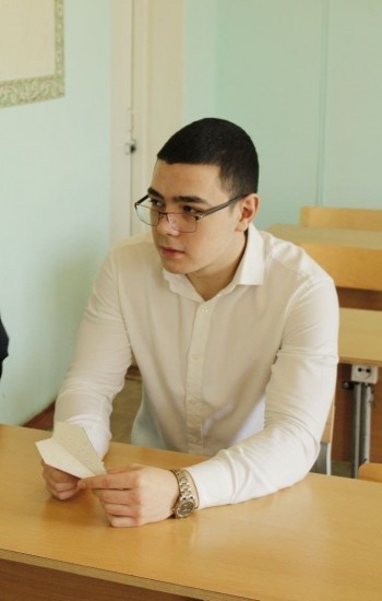 «На все 100!»: выпускник саткинской школы № 13 Дмитрий Павлушкин отлично сдал ЕГЭ по информатике  
