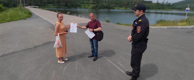 Участники рейдов вручают памятки жителям и гостям Саткинского района 