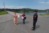 Участники рейдов вручают памятки жителям и гостям Саткинского района 