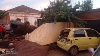 В Бакале водитель легкового автомобиля протаранил забор и задел припаркованную во дворе машину 