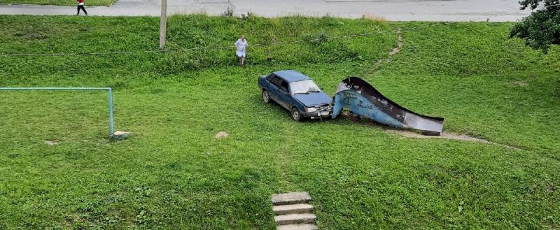 «А за рулем - никого»: в Бакале легковой автомобиль выехал на детскую площадку и врезался в горку 