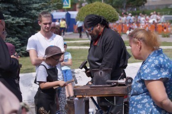 «Тёплый праздник»: фестиваль кузнецов и народных ремёсел, который сегодня проходил в Сатке, собрал сотни гостей 