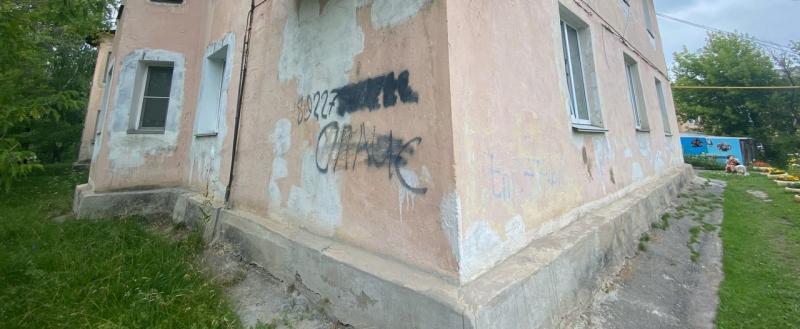 «А когда ремонт?»: жители одного из домов Сатки пожаловались на разрушающийся фасад 