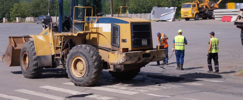 «Латают дыры»: ямочный ремонт, который идёт на дорогах в Бакале, планируется завершить в августе 