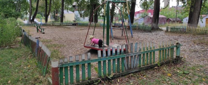 «Аллея пустует долгие годы»: бакальцы пожаловались губернатору на устаревшие детские площадки