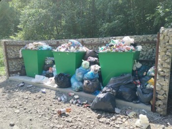Туристы пожаловались на переполненные мусорные баки и заколоченные туалеты в Айской долине Саткинского района 