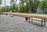«Благоустройство продолжается»: в одном из бакальских общественных пространств установили скамейки и урны 