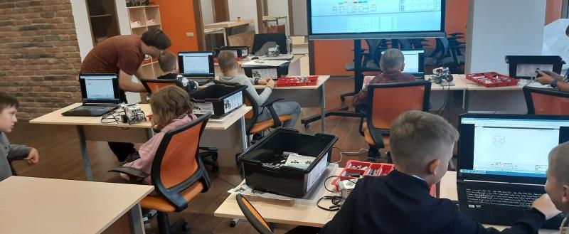  «Есть бесплатные места!»: саткинский центр цифрового образования детей «IT-КУБ» приглашает на занятия 