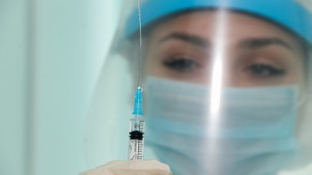 «Отвечаем на ваши вопросы»: саткинец интересуется, какую прививку от коронавируса можно поставить 