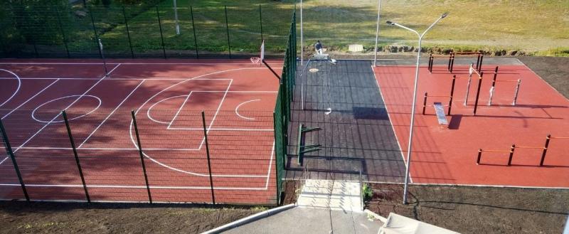  «Для баскетбола, волейбола и воркаута»: в Бакале завершился первый этап реконструкции стадиона 