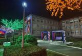 «Фотофакт: ярко и красиво»: на качелях возле саткинской школы № 4 установлена подсветка 