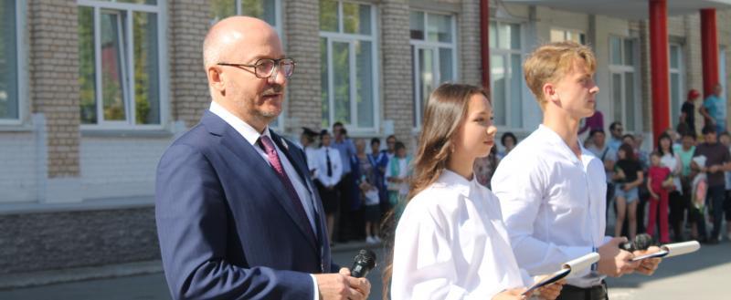 Сенатор Российской Федерации посетил школьную линейку, посвящённую Дню знаний, в Сатке 