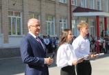 Сенатор Российской Федерации посетил школьную линейку, посвящённую Дню знаний, в Сатке 