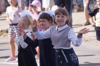 «С 1 сентября!»: школьники Саткинского района отмечают День знаний зажигательными танцами и весёлыми играми  