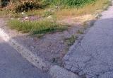 «Мусор и разрушенный тротуар»: жительница Сатки просит благоустроить территорию на улице Российской 