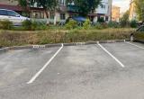 «А это законно?»: в Сатке автовладельцы «застолбили» парковочные места во дворе жилого дома 