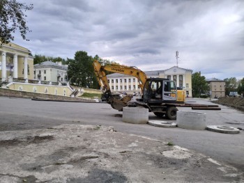 «Так вот, где труба зарыта!»: на главной площади Бакала производится капитальный ремонт водовода 