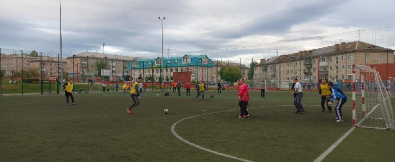  «Впереди – волейбол и баскетбол»: спартакиаду на Кубок главы Саткинского района продолжили футбольные матчи 