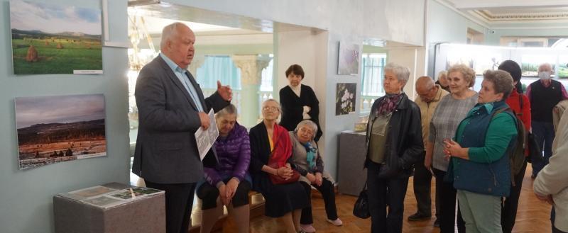 «Меня часто критиковали...»: Почётный гражданин Сатки Владимир Садырин пообщался с посетителями своей фотовыставки 