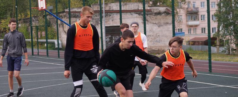«Трое в команде, не считая запасных»: спортсмены из Саткинского района боролись за победу в турнире по стритболу 