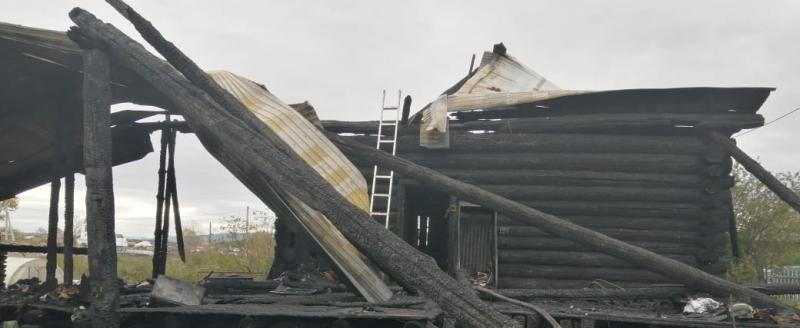 «По следам ЧП»: жители Айлино предполагают, что к пожару, уничтожившему дом, могли привести скачки напряжения 