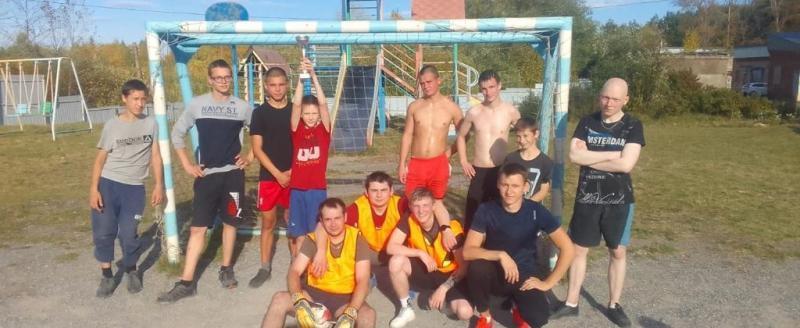 Полицейские Саткинского района встретились на футбольном поле со школьниками
