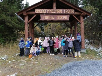 Школьники из Сатки приняли участие в субботнике, который прошёл в национальном парке «Зюраткуль»