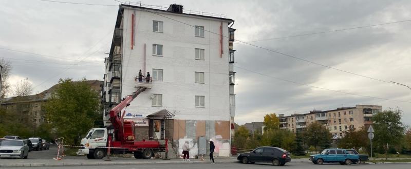 «Торец наполнится бликами»: в Сатке ведутся работы на фасаде дома, выходящего на гостевую часть улицы Солнечной 