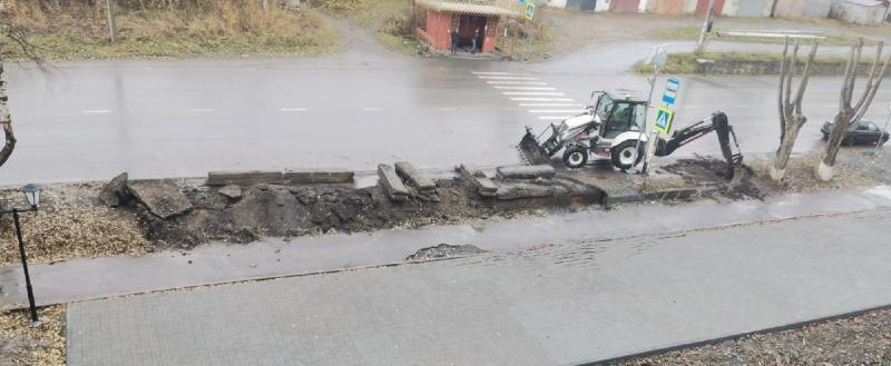 «Ещё и знак уронили!»: бакальцы интересуются, зачем на улице Октябрьской трактор разрушает асфальт