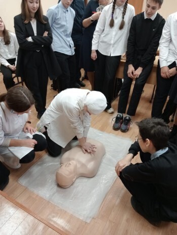 Студенты Саткинского медицинского техникума научили школьников оказывать первую помощь 