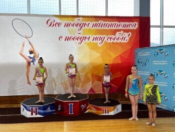 «Шаги к успеху»: юные гимнастки из Сатки открыли спортивный сезон соревновательным праздником 