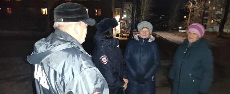 С пятницы по воскресенье улицы Саткинского района патрулируют совместные группы дружинников и полицейских 