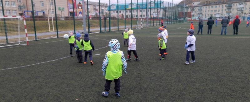 В Сатке стартовали детские соревнования по футболу «Снежинка - 2022» 