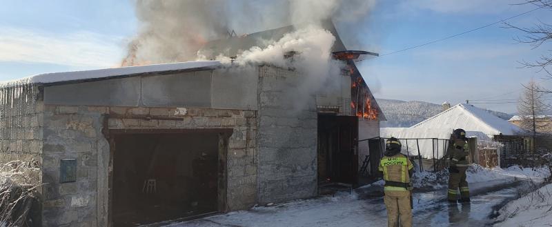 «Выбегайте, дом горит!»: вчера в частном секторе Сатки произошёл пожар 