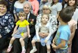 «Тёплые подарки»: пенсионеры из Саткинского района связали варежки для детей из реабилитационного центра 