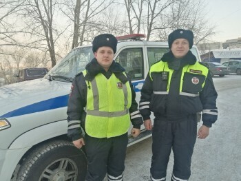 В Сатке инспекторы ДПС Ровшан Мамедов и Динар Мухаметьяров оказали помощь женщине - автомобилисту 