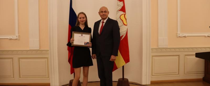 Ученицу саткинской школы № 5 Марию Стерляжникову наградили в резиденции губернатора Челябинской области