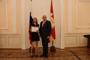 Ученицу саткинской школы № 5 Марию Стерляжникову наградили в резиденции губернатора Челябинской области