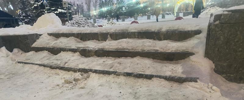 «Ходить невозможно!»: саткинцы просят очистить от снега и наледи ступени на улице Молодёжной 