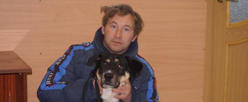 «Невесёлое путешествие»: мужчина из Калининградской области и его собака Джек неделю живут в подъезде в Бакале 