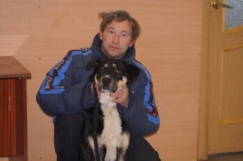 «Невесёлое путешествие»: мужчина из Калининградской области и его собака Джек неделю живут в подъезде в Бакале 