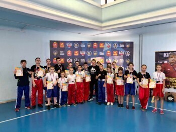«18 медалей и новые планы»: кикбоксёры из Сатки завоевали награды на первенстве в Златоусте 
