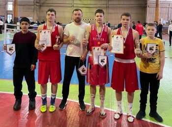 «Покорители ринга»: боксёры из Саткинского района завоевали три «золота» на соревнованиях в Каслях 