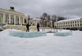 «Осталось каток залить...»: в Бакале на площади Юбилейной началось строительство ледового городка 
