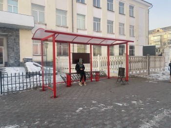 На улице Пролетарской в Сатке установлен временный остановочный комплекс 