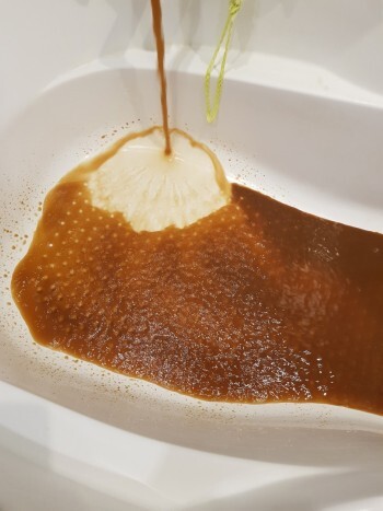 «Вот это сюрприз!»: почему в Западном микрорайоне Сатки из крана бежит вода цвета какао? 