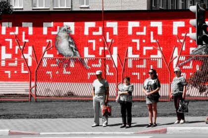 Когда на школе №4 в Сатке появилось яркое граффити с птицами?