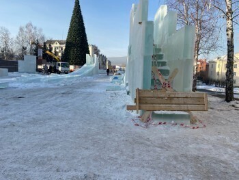 Саткинцы, пренебрегая техникой безопасности, лезут на территорию строящегося ледового городка 